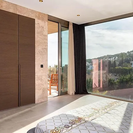 Luxury Villa Only Meters From An Idyllic Cove Vila *